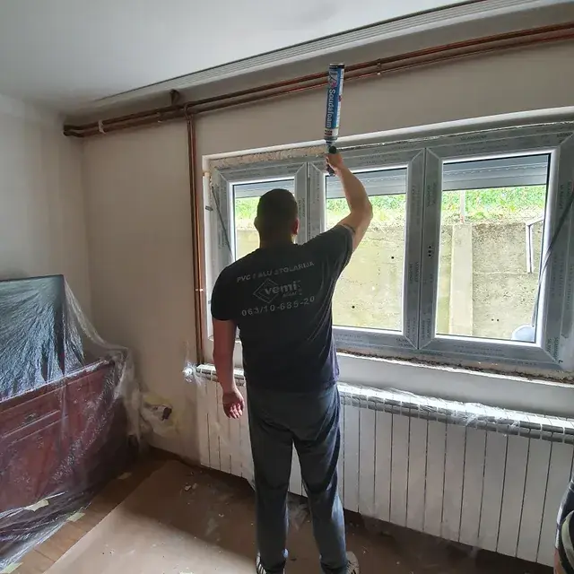 Monter VEMI PLUS PLAST nanosi izolacionu penu iznad ugrađenog PVC prozora