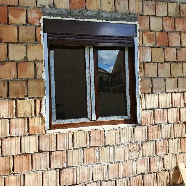 PVC prozor u dekoru drveta ugrađen u zid od cigle