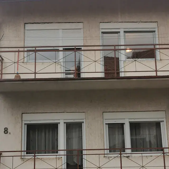 Fasada stambene zgrade sa ugrađenim PVC prozorima na balkonima