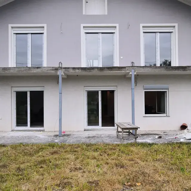 Fasada porodične kuće sa kompletno ugrađenom PVC stolarijom