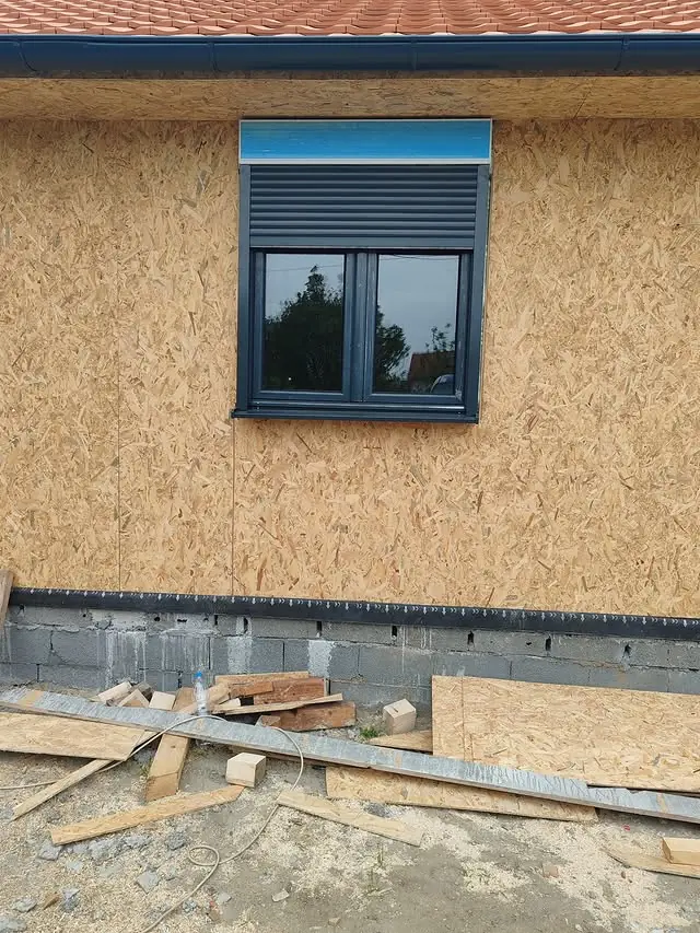 PVC prozor sa roletnom ugrađen na fasadi montažne kuće