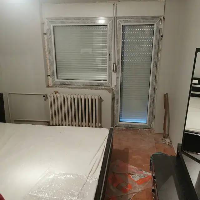 PVC prozor i balkonska vrata ugrađeni u spavaćoj sobi