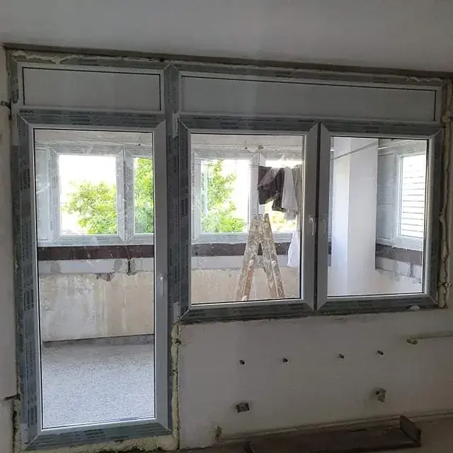 Trodelni PVC prozor ugrađen u stanu tokom renovacije