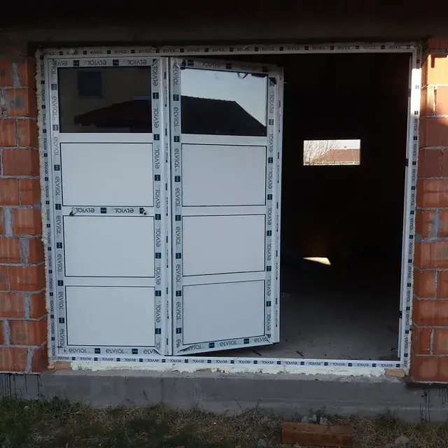 Otvorena dvokrilna PVC garažna vrata ugrađena u garaži
