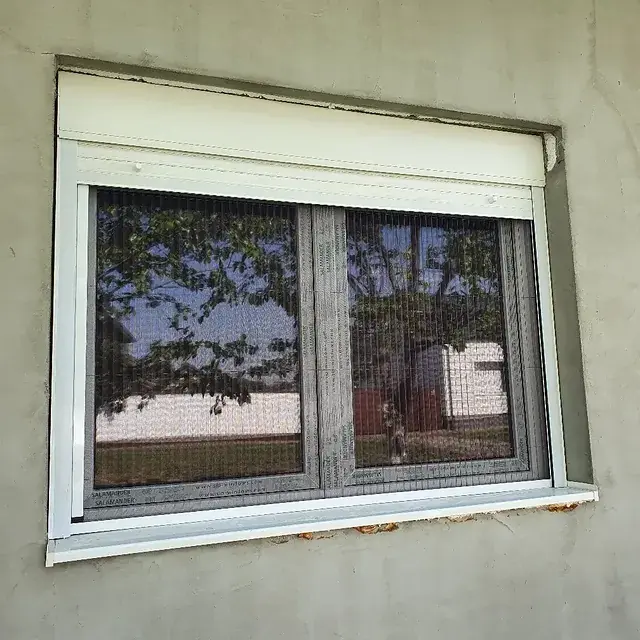 Detalj PVC prozora sa komarnikom i roletnom