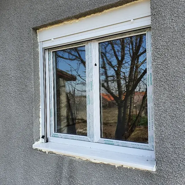 PVC prozor ugrađen u fasadu sa vidljivom termoizolacionom penom oko okvira