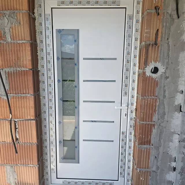Bela PVC ulazna vrata ugrađena u zidu od cigle — VEMI PLUS PLAST