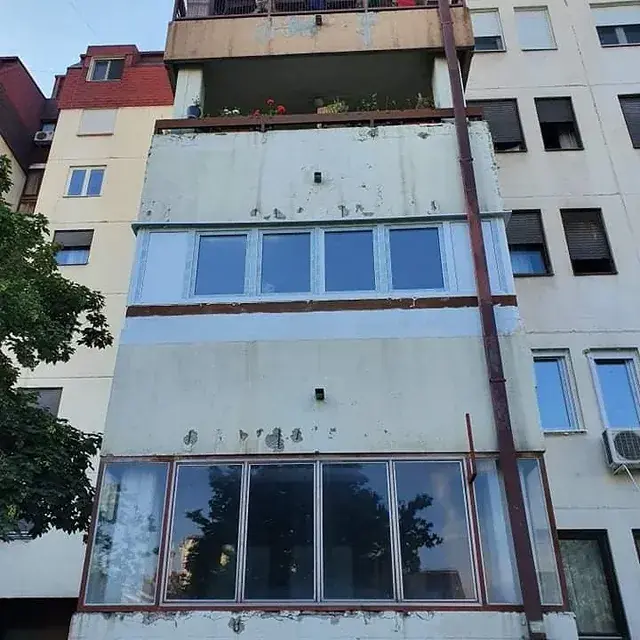 Zastakljena lođa na stambenoj zgradi — ugradnja PVC stolarije