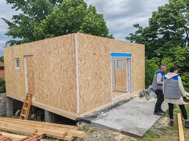 Montažna kuća od OSB panela u izgradnji sa ugrađenom PVC stolarijom