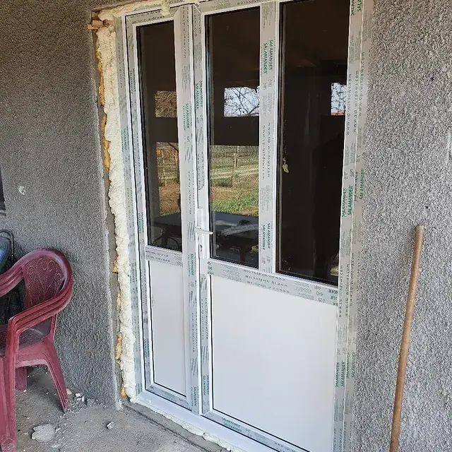 PVC balkonska vrata ugrađena na fasadi, u fazi završne obrade