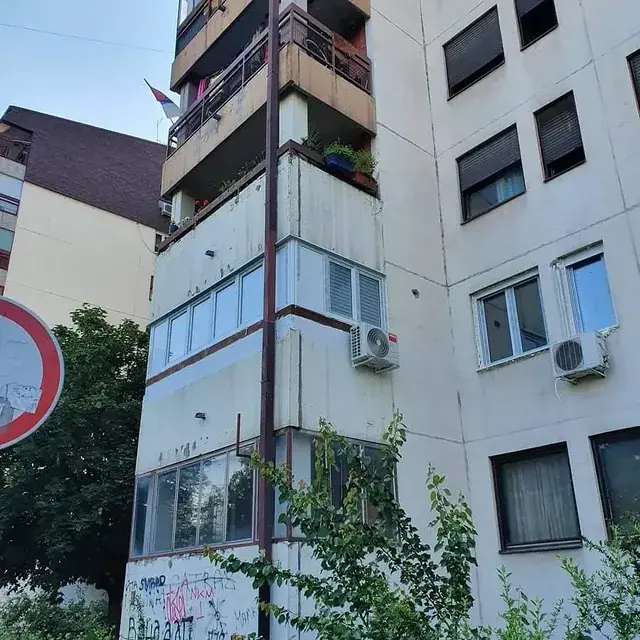 Zastakljena lođa sa ugrađenom PVC/ALU stolarijom na spratu stambene zgrade