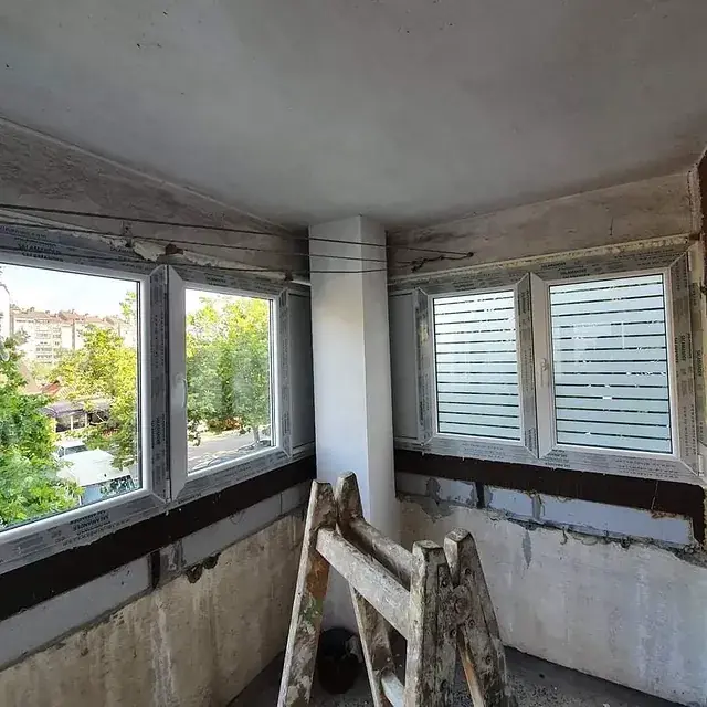 Ugrađeni PVC prozori u uglu stana na spratu, sa pogledom na grad