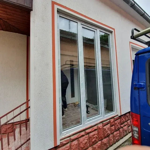 Trokrilni PVC prozor ugrađen na renoviranoj fasadi kuće